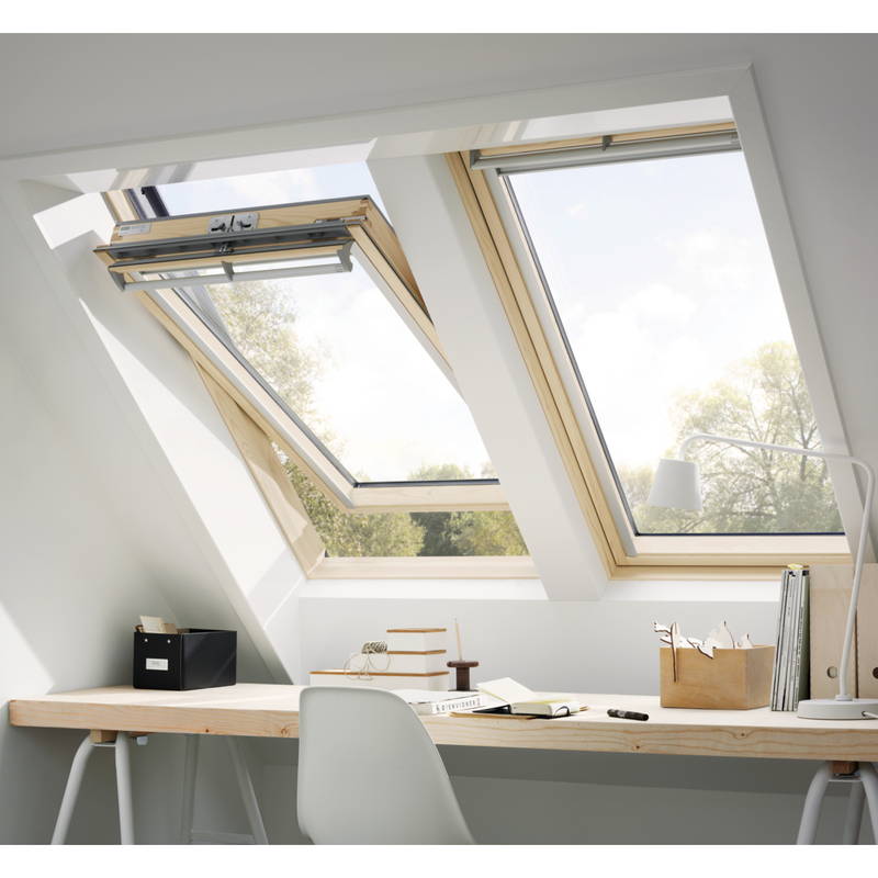 VELUX GGL PK25 3068 Triple Glazed Pine Centre-Pivot Roof Window (94 x 55 cm)