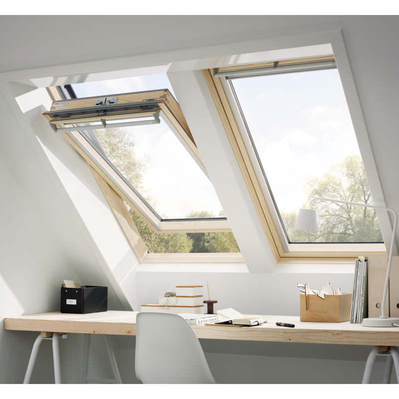 VELUX GGL MK06 3068 Triple Glazed Pine Centre-Pivot Roof Window (78 x 118 cm)